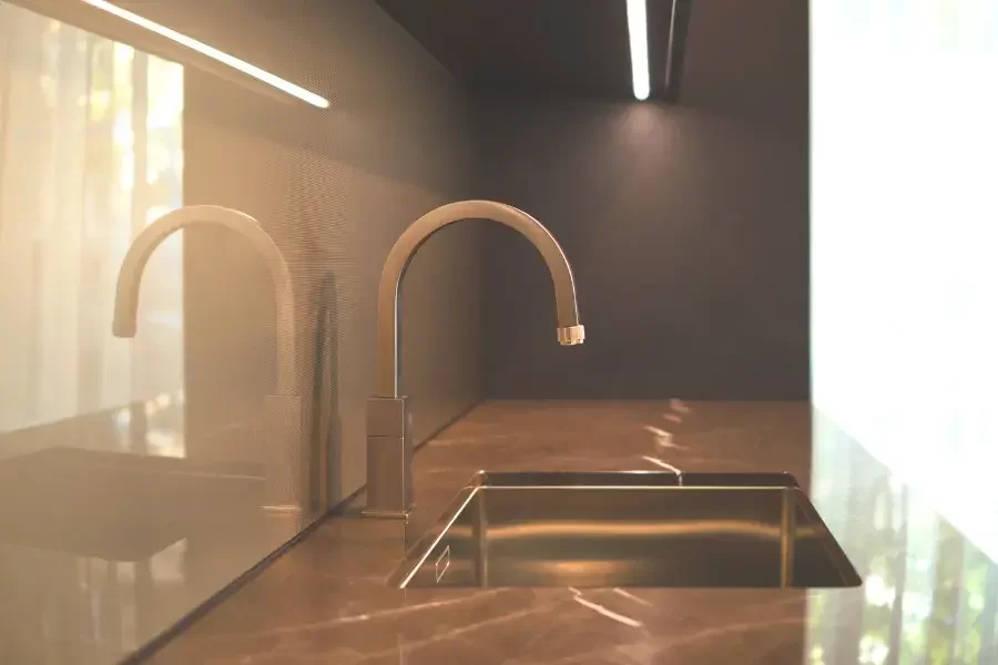 Grifo de cocina de arco alto, dorado cepillado, boquilla giratoria de 360  grados, mezclador de agua caliente y fría, moderno grifo de fregadero de